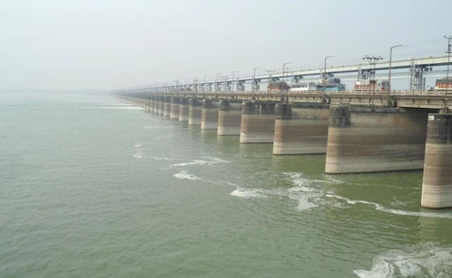 The Farakka Barrage is situated on the Ganga River in West Bengal's Murshidabad district.